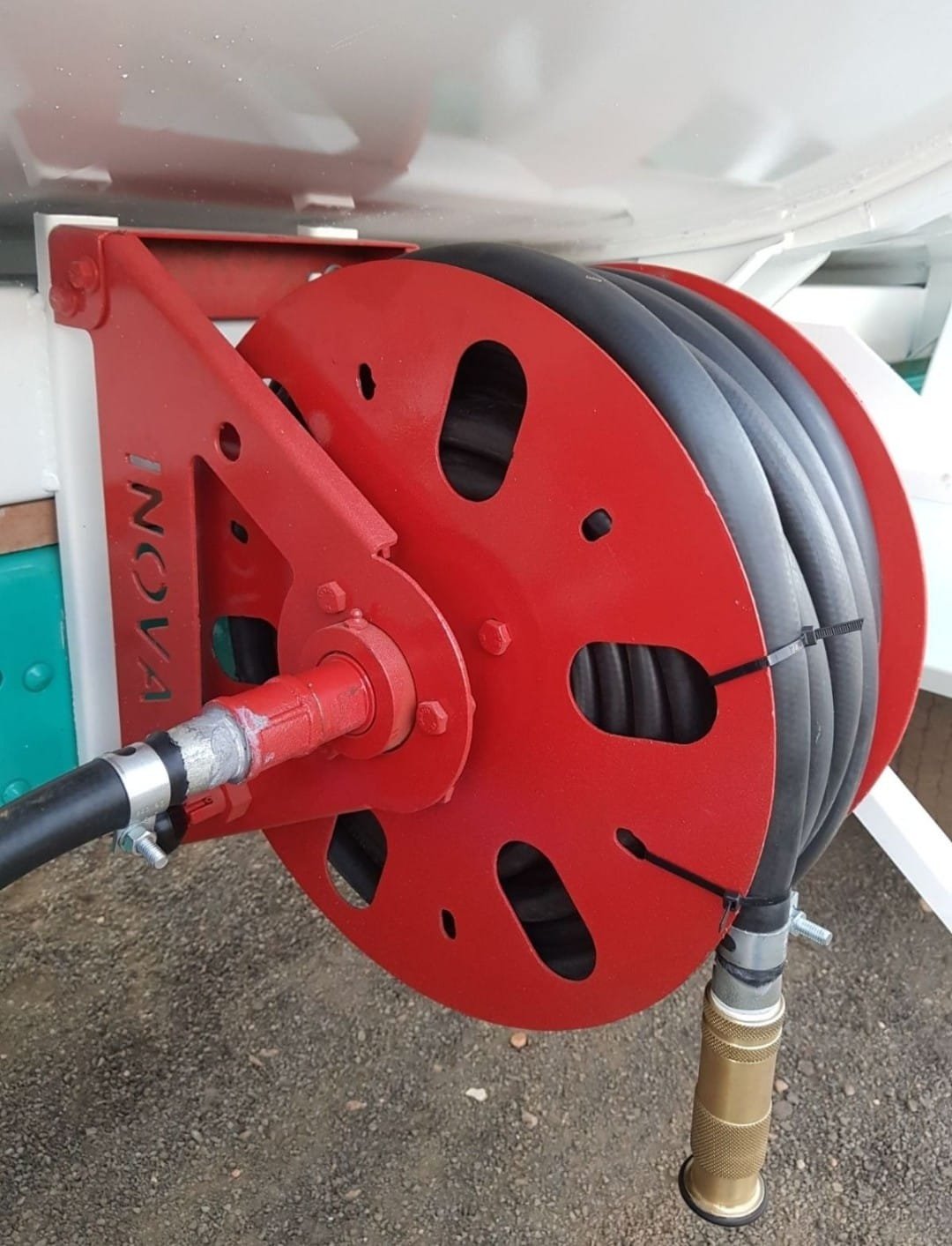 Carretel de mesa para mangotinho MIB instalado em caminhão