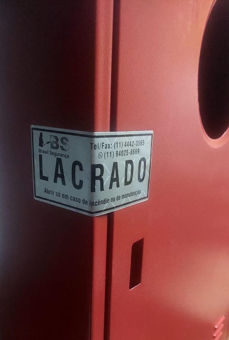Lacre adesivo para hidrante utilizado em abrigo de hidrante para indicar violação do equipamento